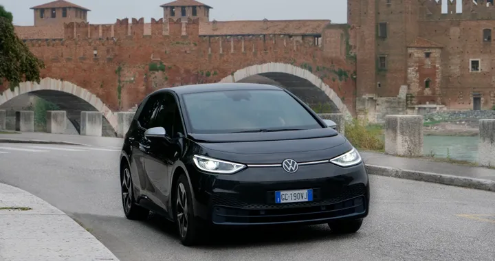 Volkswagen ID.3 contro Golf GTI: sfida al fotofinish