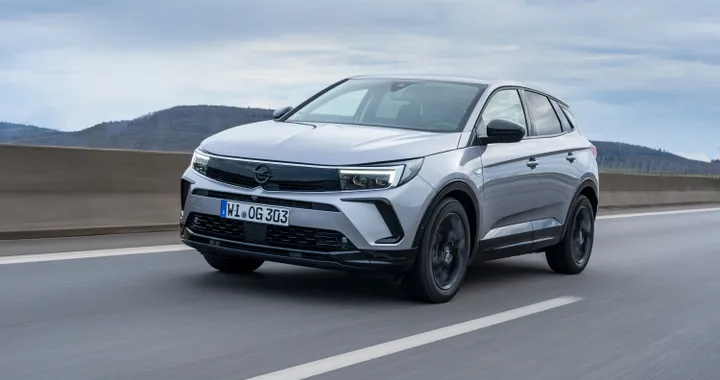 Opel Grandland, adesso anche nella versione Hybrid. Prezzo