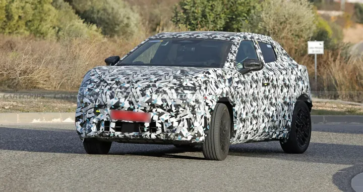 Nuova Nissan Juke elettrica 2026, il crossover è stato pizzicato su strada durante i test