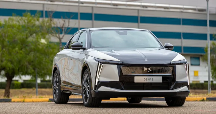 DS N°8: il crossover elettrico di lusso che nasce a Melfi. Prezzi da 58.900 euro