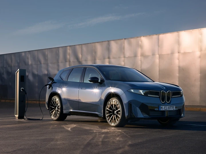 Per la nuova iX3, BMW ha ridotto del 35% le emissioni inquinanti