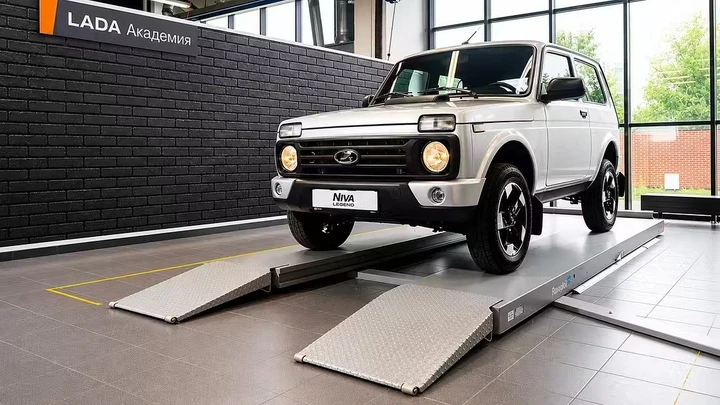 Il mitico 4x4 russo non si arrende, Lada Niva Legend si aggiorna per restare nel presente