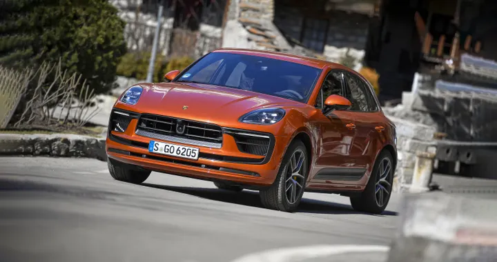 Porsche Macan elettrica, nuove foto spia. Il debutto si avvicina