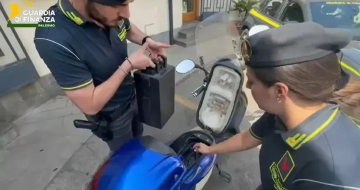 Sequestro di e-bike cinesi illegali: circolavano come scooter senza targa