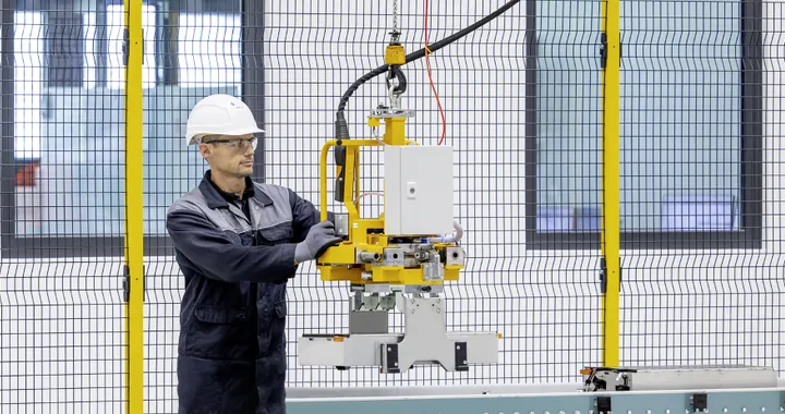 Mercedes inaugura il primo impianto al mondo per il riciclo completo delle batterie