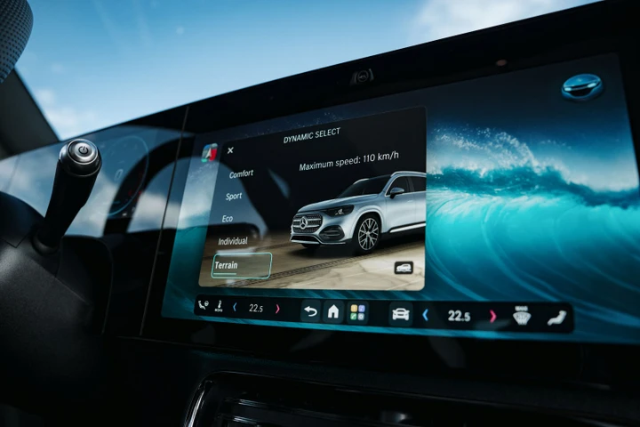 Nuova Mercedes GLB 2026, interni e bagagliaio del SUV elettrico