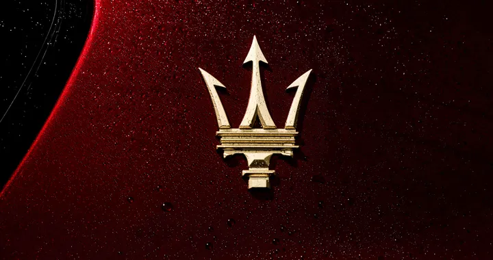 Maserati compie 111 anni, nel 2026 il centenario del logo