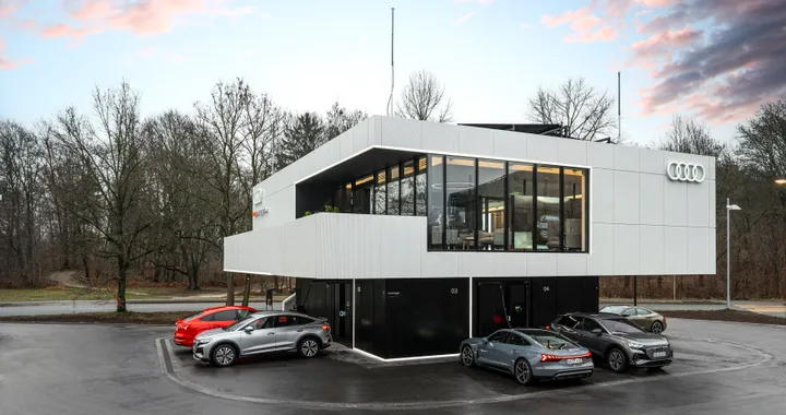 Audi charging hub, apre la stazione con colonnine da 320 kW e area lounge