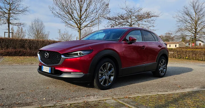 Recensione Mazda CX-30 2024 e-Skyactiv X, la prova del crossover. Quanto consuma?