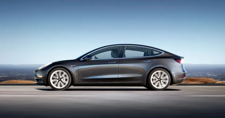 Tesla, le auto parleranno con i pedoni