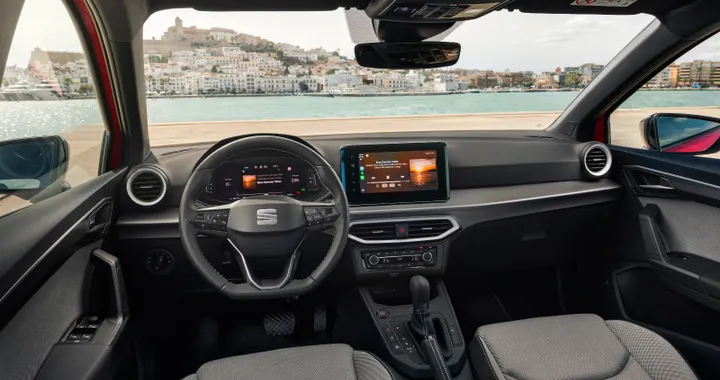 Nuova SEAT Ibiza 2026, interni e bagagliaio del restyling: ecco cosa cambia