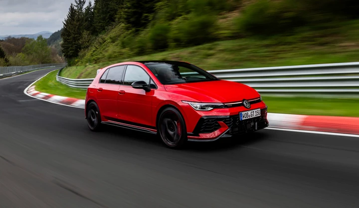 Volkswagen non rinuncia alle sue hot hatch a benzina: lunga vita alle GTI