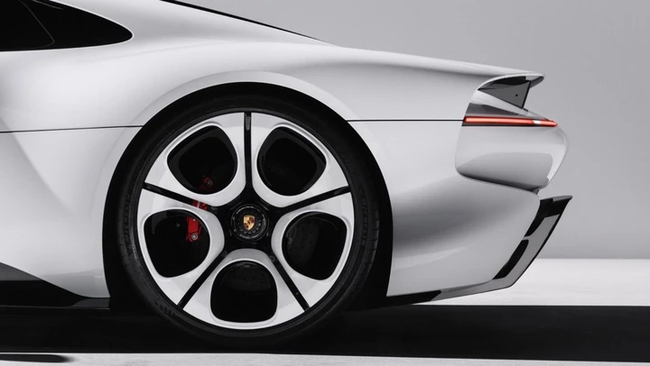 La nuova Porsche Mission S paparazzata in strada: le immagini fanno sognare