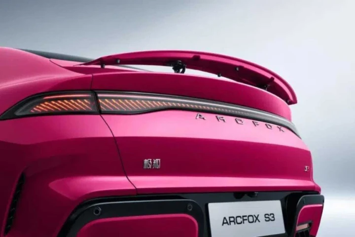 Arcfox S3, la nuova berlina cinese punta sul battery swap