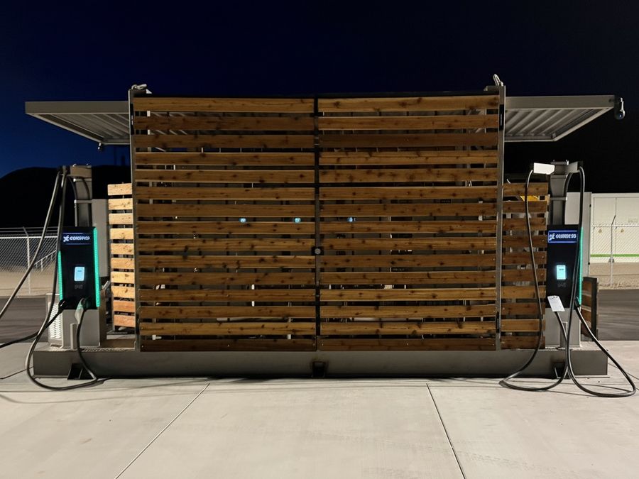 Ricarica "gratis— nel deserto: in California arriva la colonnina solare