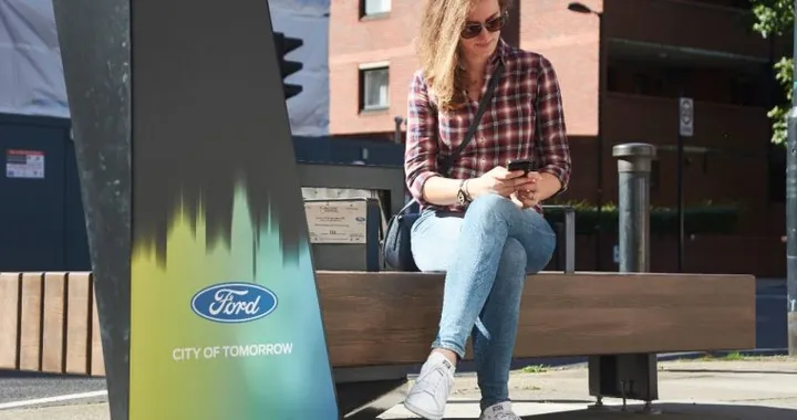 A Londra le prime panchine smart di Ford con ricarica wireless e Wi-Fi