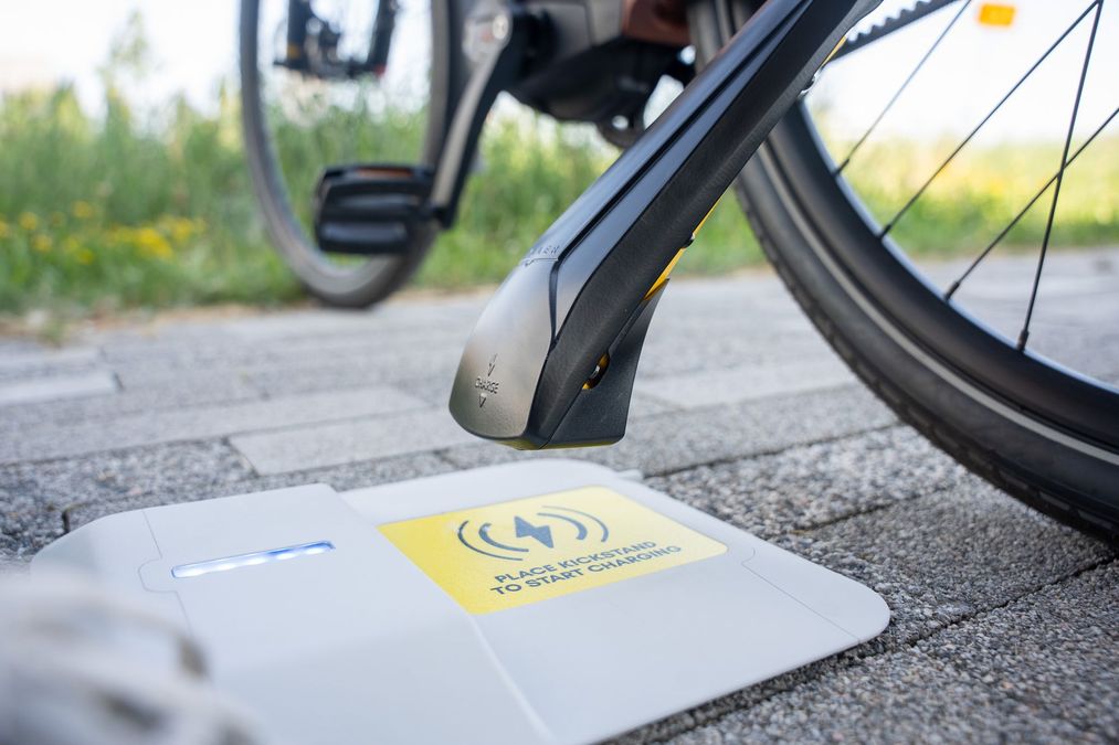 Arriva la ricarica wireless per le bici elettriche: parcheggi e le riprendi cariche