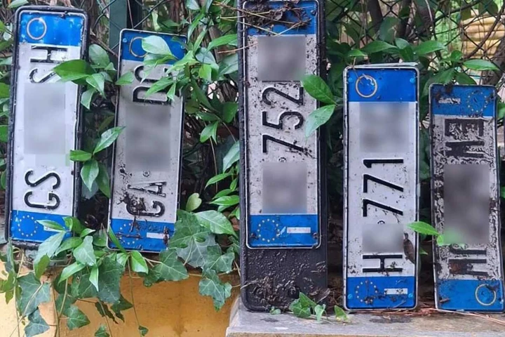 Da una pozza riemergono 10 targhe, sul web si cercano i legittimi proprietari