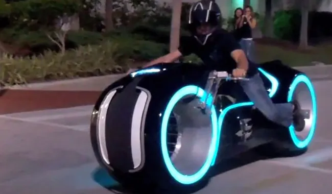 Tron Lightcycle: la replica della moto di Tron è elettrica