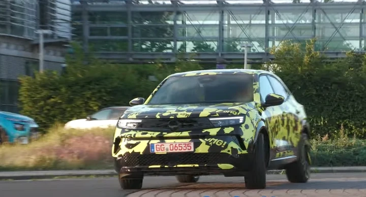 Nuova Opel Mokka GSE: video spia del SUV elettrico ad alte prestazioni