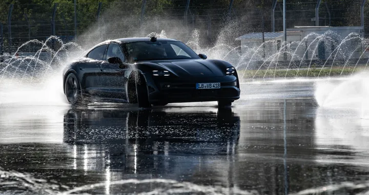Porsche Taycan: un drift lungo 42 Km ed è record per le auto elettriche
