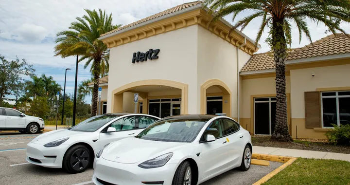 Hertz: fine della corsa per i suoi veicoli elettrici. Una lezione costosa