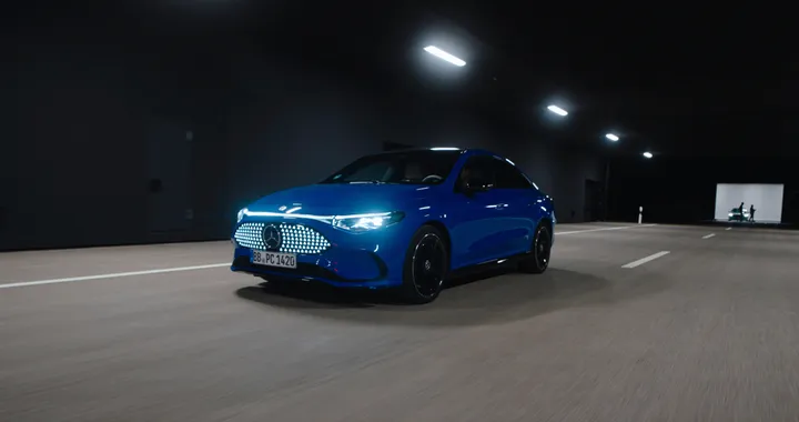 Mercedes-Benz lavora sulla sicurezza con test innovativi sui fari e la resistenza delle auto