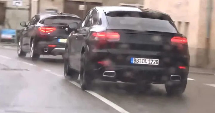 Porsche Cayenne Coupé: durante i test incontra una Stelvio | VIDEO SPIA