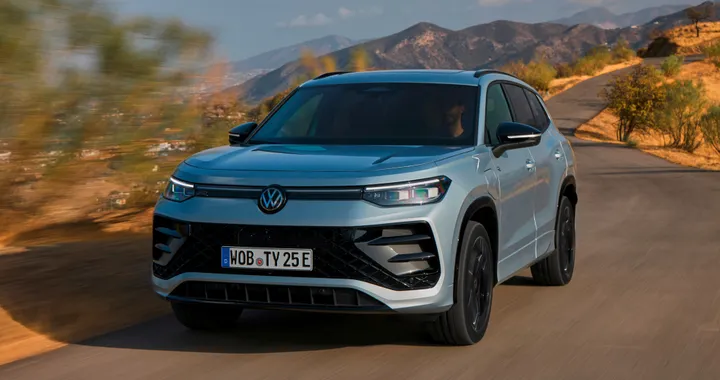 Volkswagen Tayron 2025, il SUV a 7 posti debutta in Italia. Prezzi da 45.900 euro