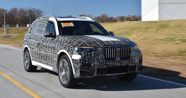 BMW X7, il SUV di lusso debutterà a ottobre