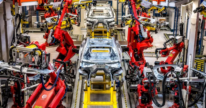 Ministro Urso: Stellantis in Italia deve produrre 1 milione di auto