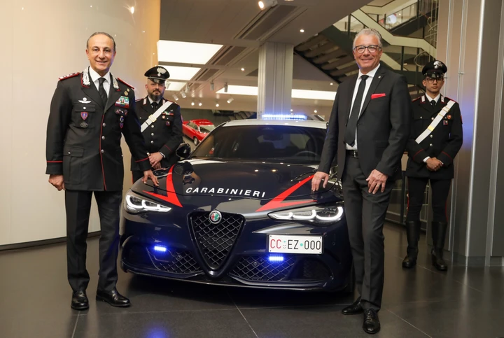 Carabinieri e Alfa Romeo, 75 anni insieme con un libro e un logo celebrativo