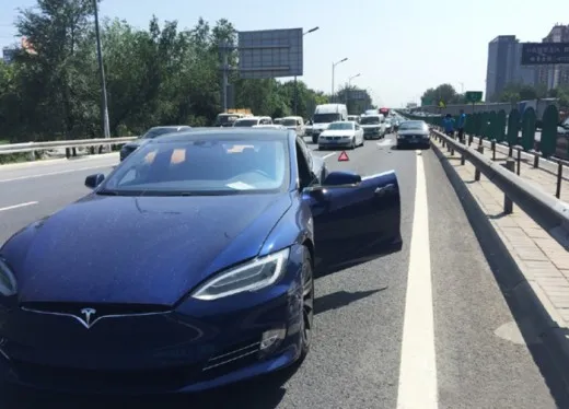 In Cina un nuovo incidente con Autopilot | VIDEO