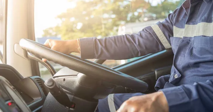 Camionista al volante per 27 ore senza mai fermarsi: interviene la polizia