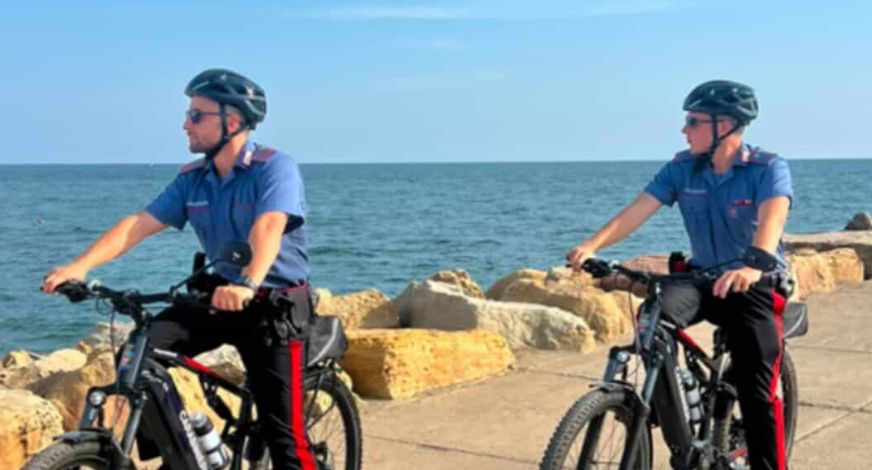 Carabinieri in e-bike controllano la spiaggia, spostamenti rapidi e contatto diretto con i turisti