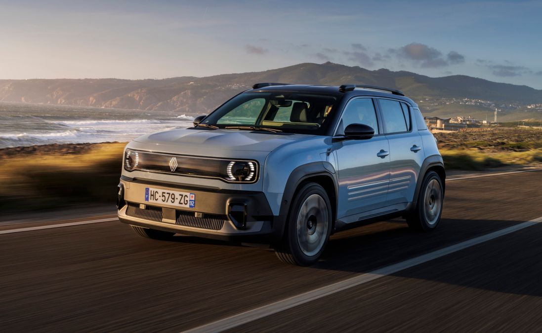 Nuova Renault 4 elettrica arriva in Italia: motori, allestimenti e prezzi, anche con incentivi