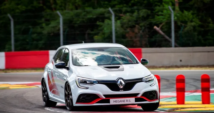 Renault Mégane R.S. Trophy-R: -130 kg e record al Nurburgring | Prezzo