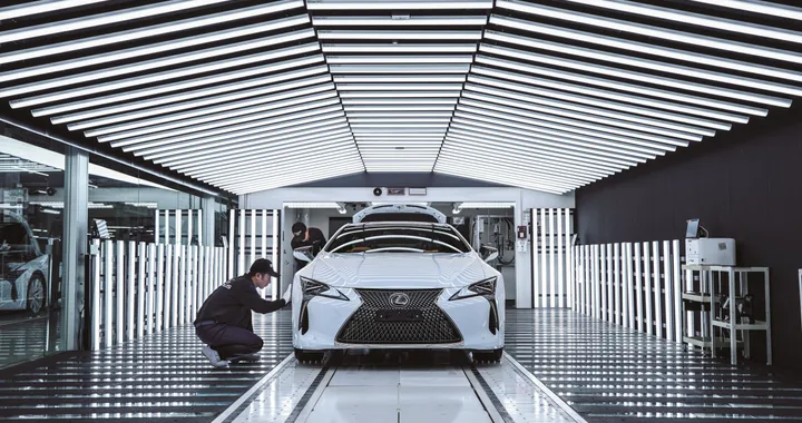 Stop ai compromessi: Lexus sfida Tesla in una campagna pubblicitaria