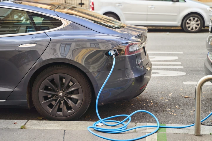 Auto elettriche, appena 362mila in Italia: il piano punta a 4,3 milioni nel 2030