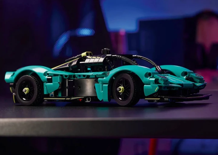 Aston Martin Valkyrie LEGO Technic, un'hypercar da oltre 700 mattoncini
