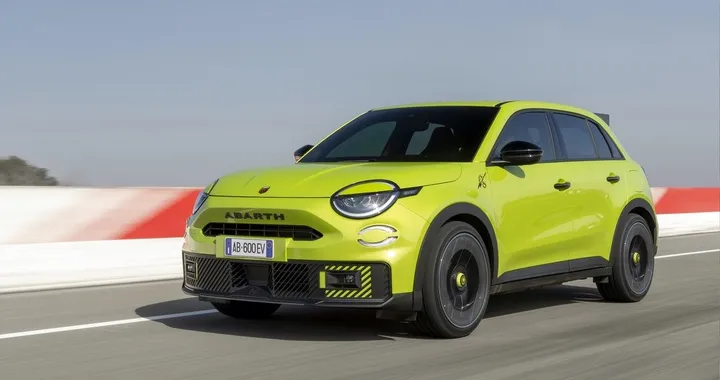 Abarth 600e elettrica: connubio tra passato e futuro