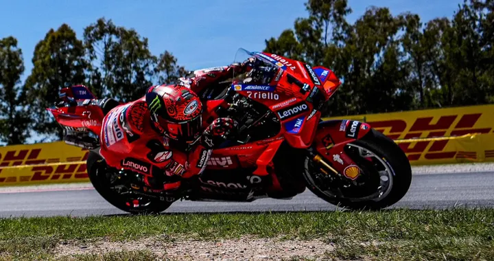 MotoGP, vittoria di Bagnaia in Catalogna. Marc Marquez sul podio