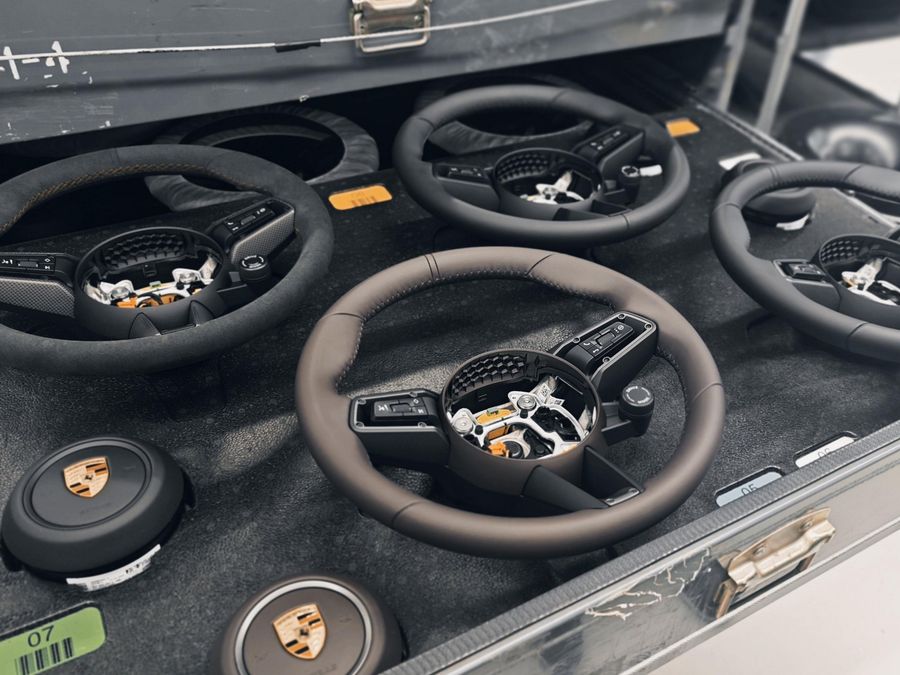 Porsche sperimenta il riciclo dei residui delle auto a fine vita per la produzione di nuovi volanti