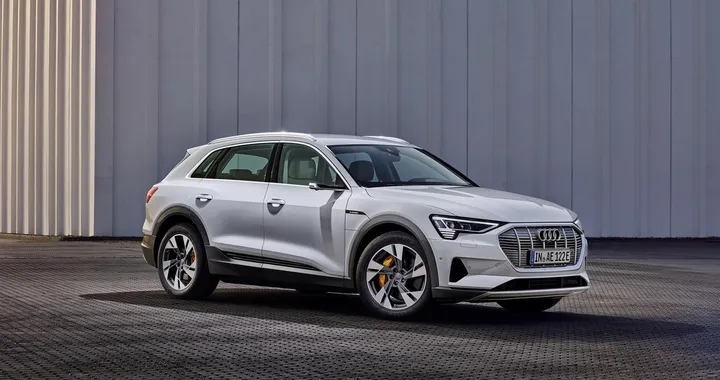 Audi e-tron 50 quattro debutta con batteria da 71 kWh | Prezzo e autonomia
