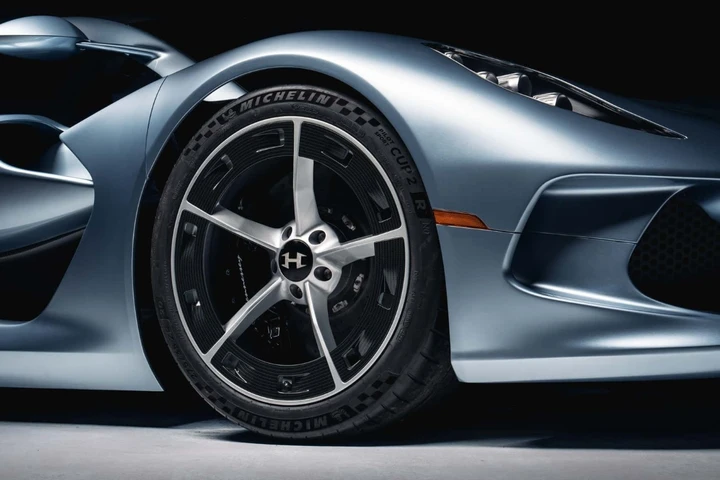 Potente, analogica e senza schermi: ecco la nuova Hennessey Blackbird