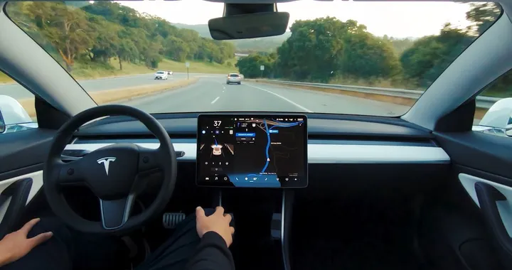 Guida autonoma, Trump vuole meno regole per superare la Cina. Tesla ringrazia
