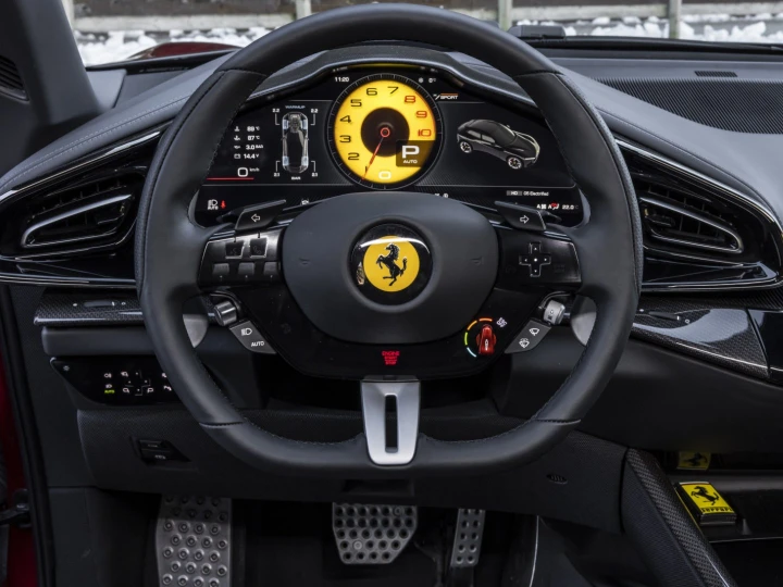 Ferrari torna ai tasti fisici: c'è anche il retrofit per le auto già vendute