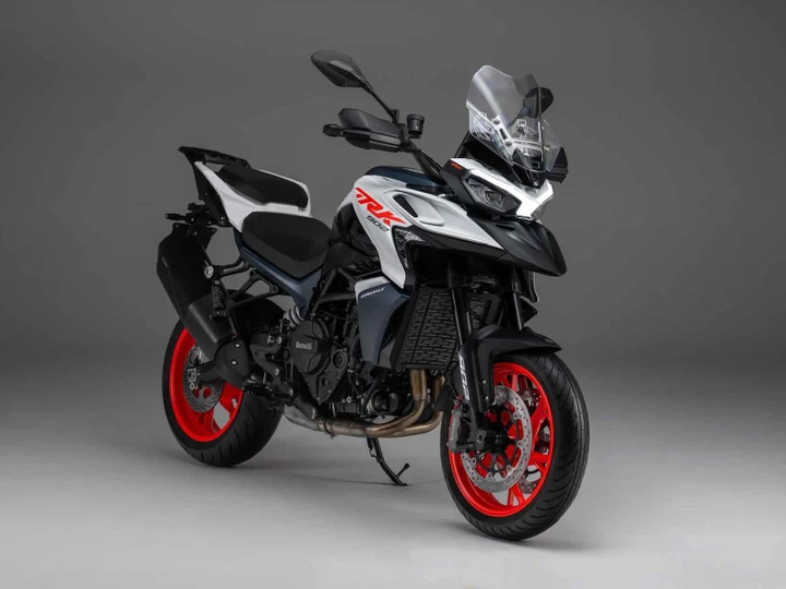 Benelli TRK 902 Stradale, la crossover da granturismo in arrivo il prossimo anno