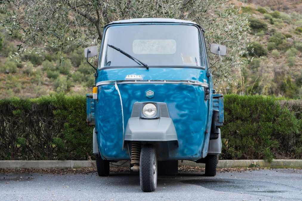 Anteprima: Ape Piaggio in autostrada per colpa del navigatore, turista fermato e multato