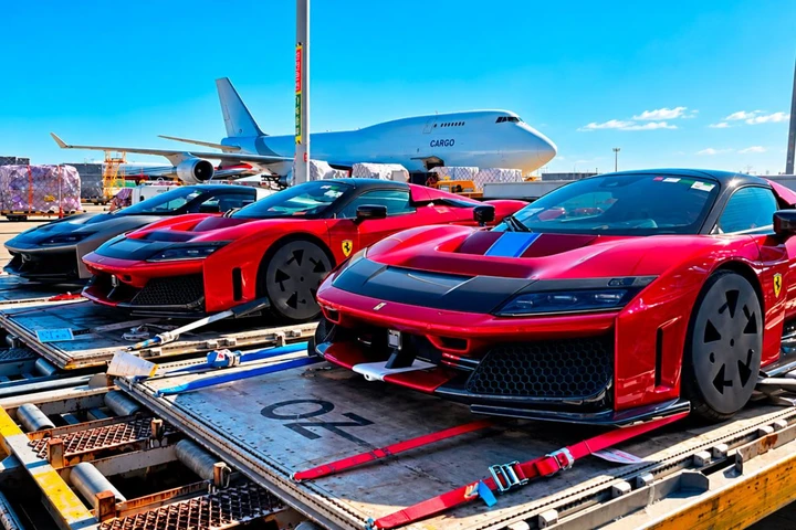 Ferrari fa felici cinque collezionisti di F80: consegna aerea da 18 milioni
